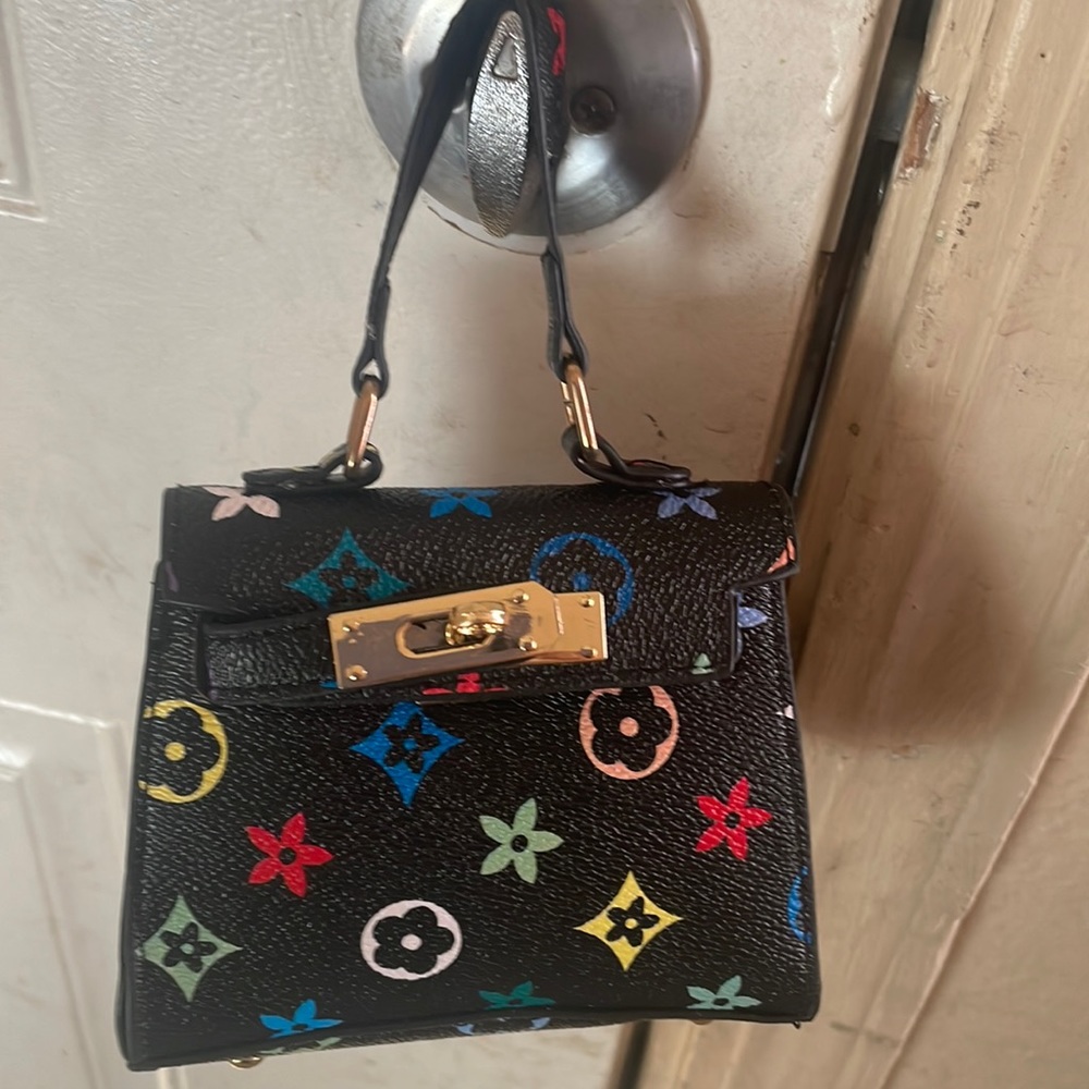 Little girl purés  that comes with straps color black